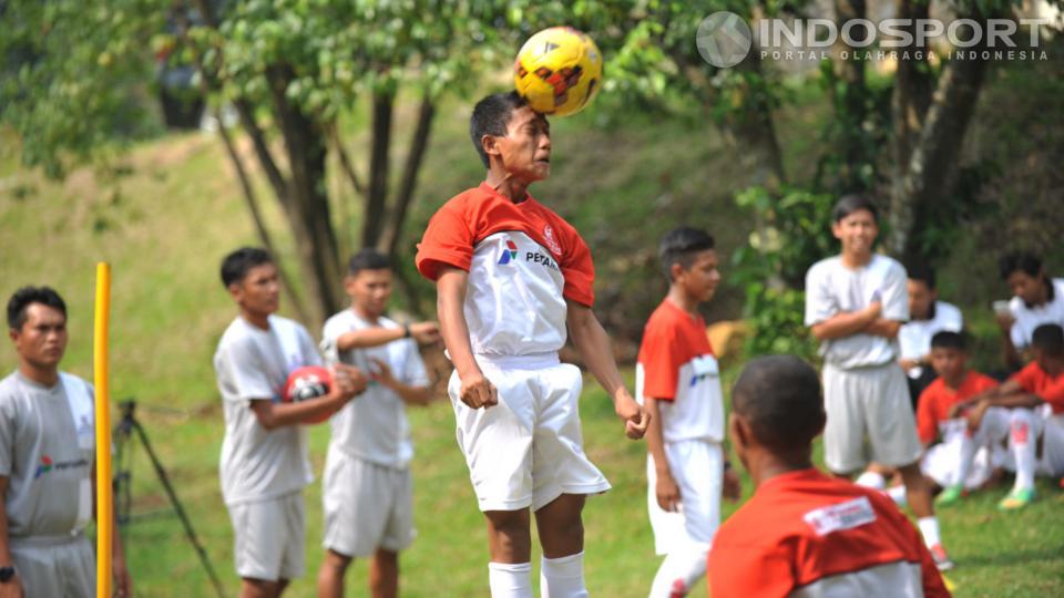 Suasana latihan perdana Pertamina Soccer Camp 2014 dengan 48 peserta bakat muda sepakbola di Sentul, Jabar, Rabu (20/08/14). - INDOSPORT